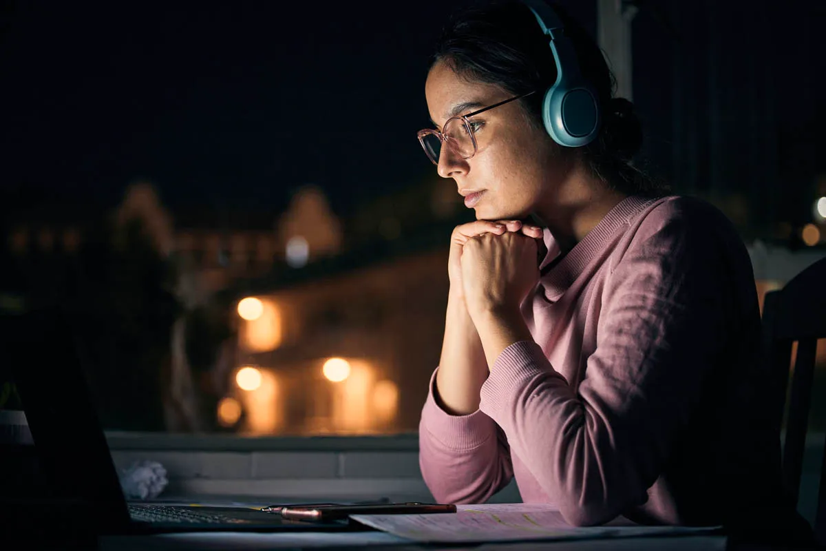 Reel IT Groupe Jeune femme avec écouteurs et ordinateur