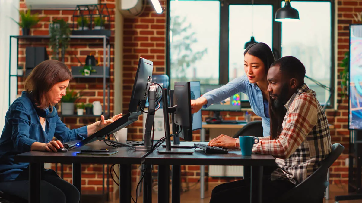 Reel IT Groupe hommes et femmes collaborant dans un open-space