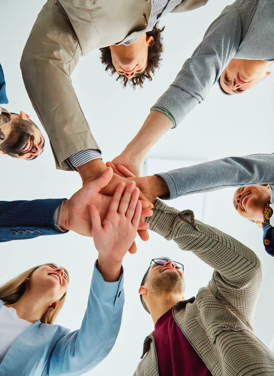 Reel IT Groupe Groupe unis par les mains